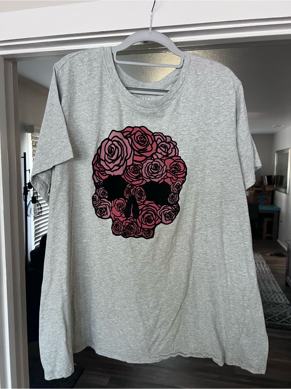 Torrid Gray Graphic  Tee with Pink Rose Skull Size 3